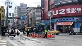 板橋自來水管破裂開挖搶修新北市板橋區館前西路與南雅南路一段交叉口6日發生自來水管破裂，相關單位緊急處理後續工程，並開挖搶修，影響約7500戶用水。（市府提供）中央社記者黃旭昇新北傳真　108年11月6日