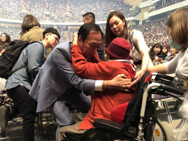 郭台銘、曾馨瑩、初永真三人感情深厚，郭台銘無論忙到再晚都會陪初永真打麻將。（圖／郭台銘辦公室提供）