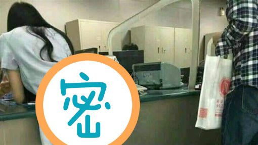 長腿妹趴銀行櫃檯　迷你裙炸渾圓美尻
