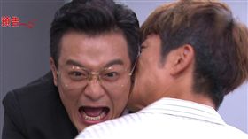 ▲張正浩居然轉身啃咬李榮光左耳，李榮光當場劇痛吱吱叫！