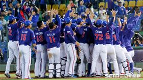 12強棒球賽，台灣贏委內瑞拉賽後在場邊自拍。（圖／記者林聖凱攝影）