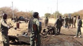 加拿大礦業公司塞馬弗（Semafo）在西非國家布吉納法索礦場運送員工的車隊今天遭到攻擊。（圖／翻攝自推特）