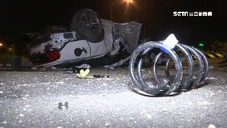 疑車速過快　轎車衝分隔島撞斷電線桿