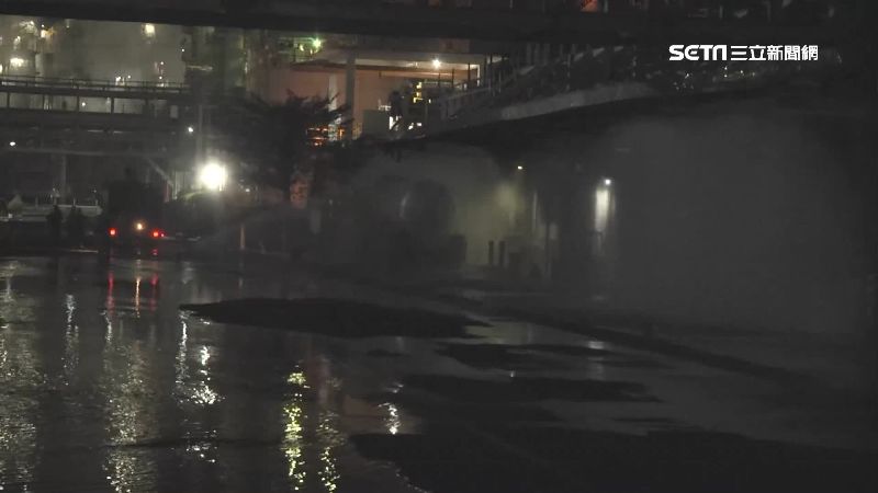高雄工業園槽車起火　消防員灑水降溫