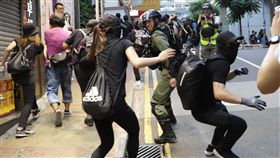 反送中集會遭港警否決　多名示威者被捕香港「反送中」人士申請2日下午在維多利亞公園集會，活動雖遭警方否決，但仍有大批支持者到場。圖為港警在銅鑼灣軒尼詩道追捕參與的示威者。中央社記者張謙香港攝  108年11月2日