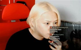 希澈直播中一直出現一隻貓，疑似雪莉生前愛貓。（圖／翻攝自微博）