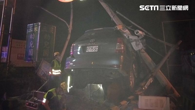 你累了嗎？才眨眼自撞護欄車卡半空…