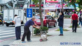秋天，老人，菜籃（陳弋攝影）