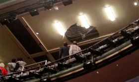英國倫敦,天花板崩落,推銷員之死,演出中斷,疏散(圖/截圖自推特)