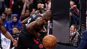 ▲多倫多暴龍Serge Ibaka以頭撞籃框架。（圖／翻攝自暴龍推特）