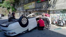 台北市北投區奇岩路發生老翁開車自撞翻車事故（翻攝臉書）