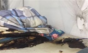 行動電源半夜起火！女大生睡覺被燙醒　衣服、棉被一片焦黑（圖／翻攝自微博）