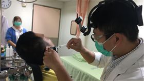 以為手機故障沒聲音？ 70老翁驚見耳中風　（圖／南投醫院提供）