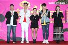 卓毓彤(熊熊)、許志豪、大堡、阿男道長、生活開運小導師艾莉絲出席「寶島神很大」上線記者會。（記者邱榮吉/攝影）