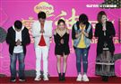 卓毓彤(熊熊)、許志豪、大堡、阿男道長、生活開運小導師艾莉絲出席「寶島神很大」上線記者會。（記者邱榮吉/攝影）