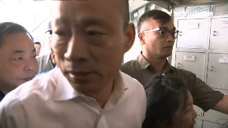 豪宅錢哪來？韓國瑜見媒體狂閃怒瞪