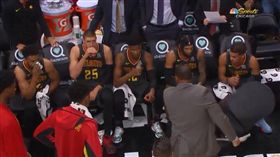 Melvin Hunt怒掀翻椅子。（圖／翻攝自YouTube）