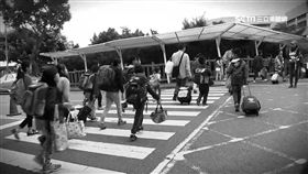 國小遭爆撐傘到校要