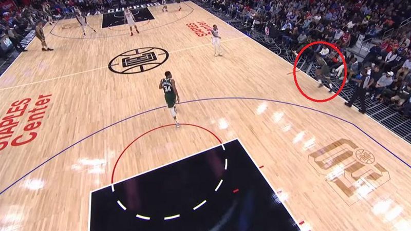 NBA／布雷獸邊線球失誤…主播驚呆