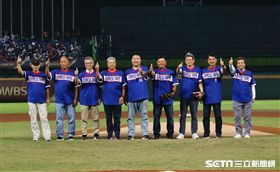 洛杉磯奧運班底再聚首為中華隊加油，郭泰源開球。（圖／記者林聖凱攝影）