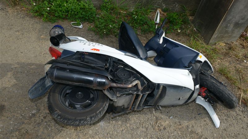 偷車賊拒檢衝撞　警連開12槍仍遭逃