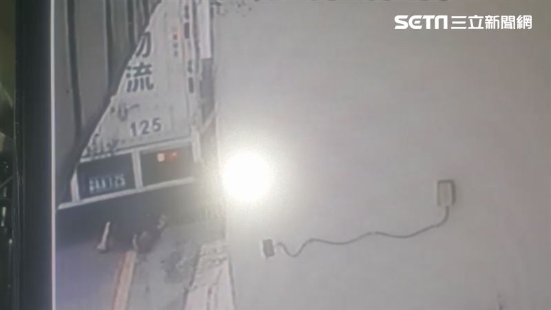 畫面曝！小兒麻痺男活活遭貨車爆頭亡