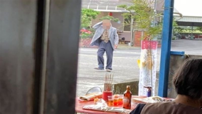 家裡辦喪事！西裝伯爽吃謝飯　他傻眼