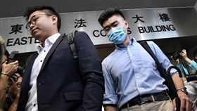 反送中示威扮記者藏武器　港大陸生被判監禁6週港媒報導，香港大學二年級陸生陳子謀（右）7月在「反送中」示威衝突現場被捕，他假扮記者並被搜出一支伸縮棍。由於沒有證據顯示陳子謀參與暴動，西九龍裁判法院7日判決他監禁6週。（中通社提供）中央社　108年11月7日