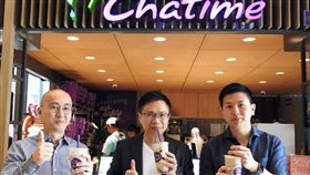 菲律賓珍奶風行 業者以新口味致勝「2019台灣形象展」媒體團7日在中華民國對外貿易發展協會率領下參訪菲律賓日出茶太。圖為貿協董事長黃志芳（中）與菲律賓日出茶太總經理柯法祥（Michael Koa）（左）、財務長柯昭仰（Christopher Cua）（右）合影。中央社記者陳妍君馬尼拉攝 108年11月7日