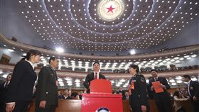 央視：劉強東因個人原因請辭政協委員中國官媒央視7日報導，京東集團董事局主席兼執行長劉強東因「個人原因」請辭第13屆全國政協委員。圖為2018年3月14日，全國政協在北京人民大會堂舉行第四次全體會議，劉強東（左3）神采飛揚進行投票。（中新社提供）中央社 108年11月7日