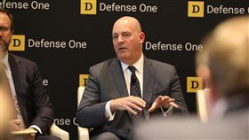 不理中國制裁威脅 美政軍助卿強調不會背棄台灣美國國務院政軍局助理國務卿古柏（左2）7日出席由軍事新聞網站「防務一號」所舉辦的國防安全論壇。他在場邊受訪表示，美國不會因為中國揚言制裁對台軍售美企，而調整或背棄與台安全夥伴關係。中央社記者徐薇婷華盛頓攝 108年11月8日