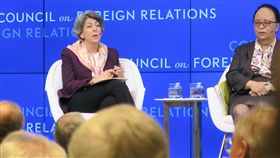 謝安敏：美中科技競爭將持續多年曾任美國貿易官員的謝安敏（左）7日在外交關係協會表示，美中都想取消貿易戰開打後加徵的關稅，減輕經濟衝擊，但兩國科技競爭不會因貿易戰止息而結束。中央社記者尹俊傑紐約攝  108年11月8日