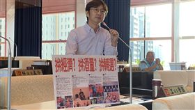 江肇國指中市府經發局長臉書發言不當民進黨籍台中市議員江肇國（圖）7日在市議會質詢時指出，經發局長張(峰)源在臉書發文「喝酒量等於業務量」等發言不當，質疑到底是拚經濟、拚酒量、還是拚輔選。中央社記者趙麗妍攝　108年11月7日