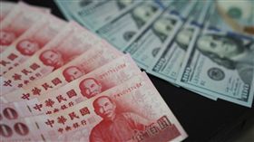 新台幣兌美元7日收30.406元，貶值0.6分。（中央社檔案照片）