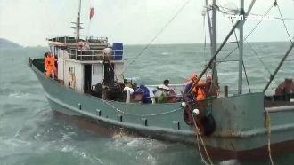 又見陸船非法跨境！蛇行拒檢撞巡防艇