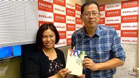 劉克襄盼台語融入生活  找回語言使用習慣中央通訊社董事長劉克襄（右）日前接受寶島聯播網節目「寶島有意思」主持人賴靜嫻（左）專訪，劉克襄說，期待透過「做伙走台步」這本書，能慢慢的讓大家覺得台語很文雅，盼人們因此習慣在日常生活中使用台語。（寶島聯播網提供）中央社記者陳秉弘傳真  108年11月7日