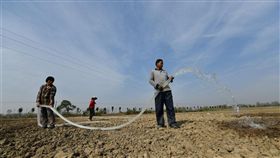 中國長江中下游地區旱情自7月下旬起已持續近5個月，中國財政部宣布撥付人民幣4.18億元（約合新台幣18.07億元）的中央自然災害救災資金，用以救助旱情。圖為安徽省村民在為田地澆水抗旱。（圖／中新社提供）