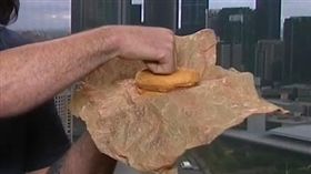 先前冰島最後一份漢堡保存了10年的樣子曝光，引發全球熱議；沒想到日前在澳洲有2名男子稱自己的四盎司牛肉堡才是「全球最古老漢堡」，保存至今已25年，並將之視為「夥伴」。（圖／翻攝自TODAY YouTube）