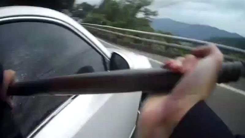 警攔百萬車敲不破　民眾：我借你鐵撬