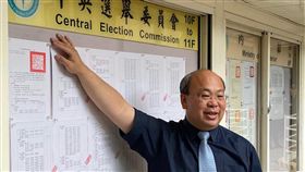 2020立委選舉　中選會張貼選舉公告中選會副主委陳朝建8日張貼第10屆立法委員選舉公告。這次立委選舉將於109年1月11日與第15任總統、副總統選舉同日舉行投票。（中選會提供）中央社記者侯姿瑩傳真　108年11月8日