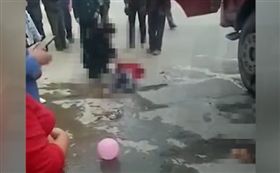 紅衣女孩「追氣球」！衝馬路下秒遭貨車輾…送醫右腿截肢（圖／翻攝自微博）