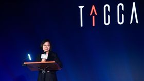 文化內容策進院揭牌　蔡總統致詞總統蔡英文8日上午出席「文化內容策進院」揭牌儀式致詞表示，文策院是政府支持文化內容產業的「國家隊」，將成為連結政府、民間及業界的重要中介組織，她要給予一路堅持推動的文化部及所有參與的夥伴最大的肯定。中央社記者林俊耀攝　108年11月8日