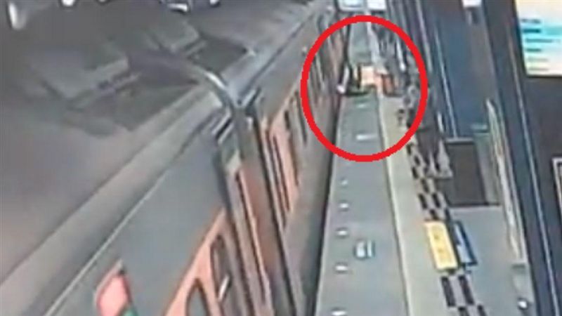 只停5秒怎下火車？乘客倒栽蔥畫面曝