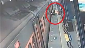 只停5秒怎下火車？乘客倒栽蔥畫面曝