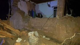 伊朗西北部今天凌晨發生規模5.9地震，伊朗國家電視台報導，至少5人喪生與120人受傷。（圖／翻攝自twitter.com/Khaaasteh）