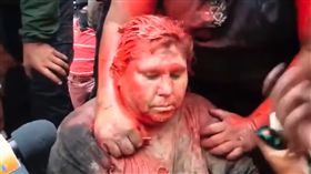 玻利維亞總統莫拉萊斯（Evo Morales）的連任爭議持續延燒，當地時間7日一名執政黨的鎮長被反政府示威者強抓至街上，甚至遭拖行、潑漆、剃髮，模樣狼狽不堪。（圖／翻攝自El Pitazo YouTube）