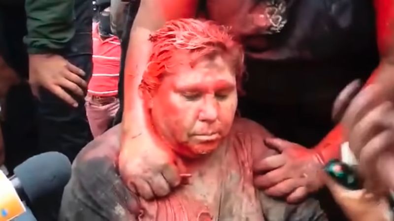 群眾狂吼殺人犯！玻國市長遭潑漆剃髮