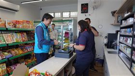 花蓮市立殯儀館設置便利商店（1）花蓮市公所在花蓮市立殯儀館設置便利商店，解決家屬購物不便問題，花蓮市長魏嘉賢（左）8日前往關心營運狀況。（花蓮市公所提供）中央社記者張祈傳真　108年11月8日