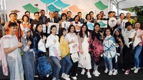 綠委宣傳雲林巾彩耕地藝術節雲林巾彩耕地藝術節23日將在雲林縣虎尾鎮登場，民進黨立委蘇治芬（2排左5）與行政院雲嘉南區聯合服務中心、中華文化總會、雲林縣毛巾產業科技發展協會8日在立法院康園廣場前舉行展前宣傳記者會，邀民眾一起到雲林看展。中央社記者施宗暉攝　108年11月8日