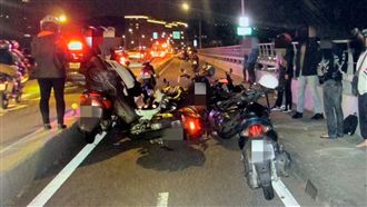 浮洲橋11車橫躺路面　追撞影像曝光